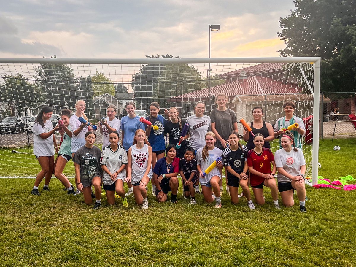 🐻⚽️ Teddy Girls Soccer Captain’s practices have wrapped up! A water fight and donuts was a nice ending to some hard work for the last 2 weeks. Let’s get this season started!

#TeddyNation #TheVeltMpls #WeAreRoosevelt