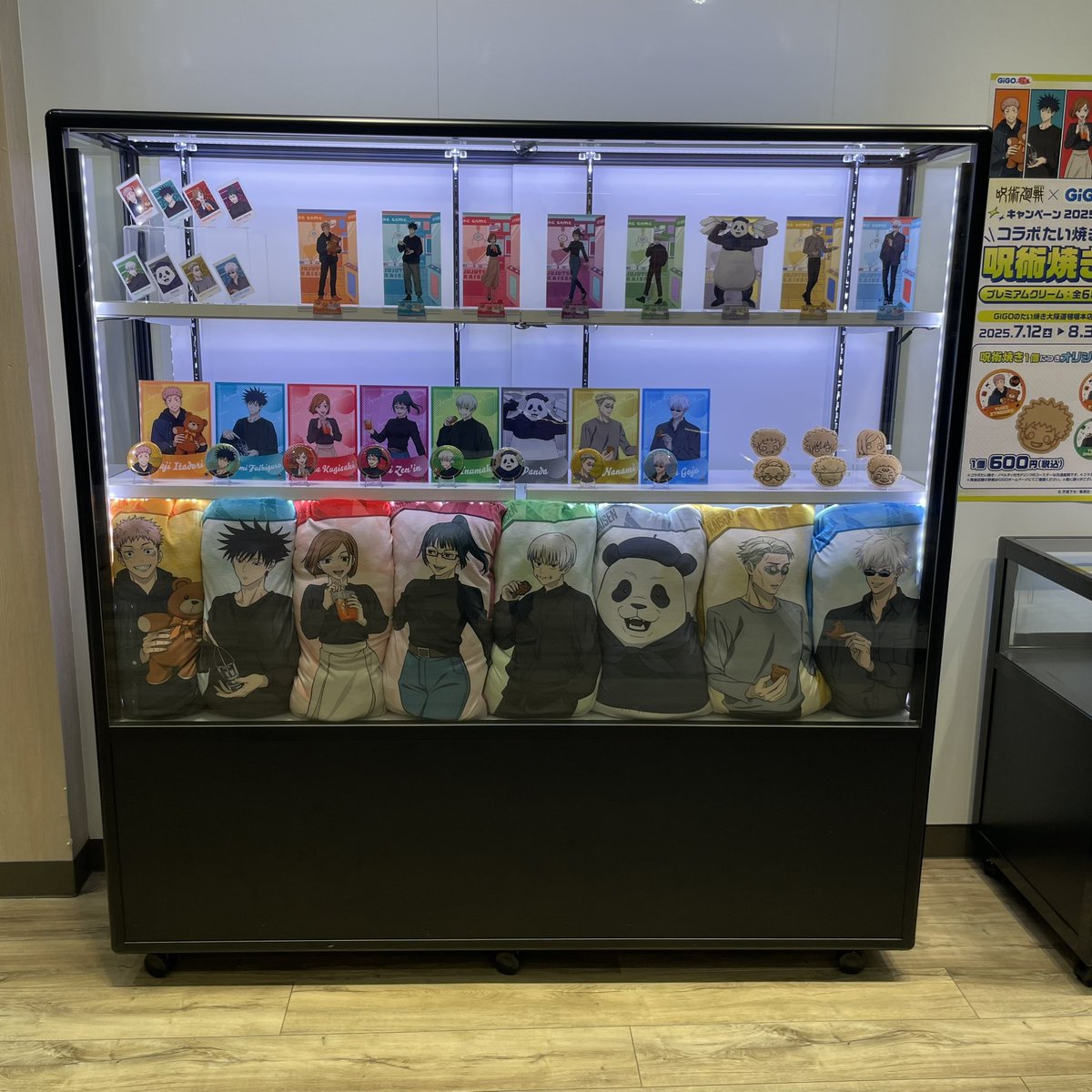 「TVアニメ『 #呪術廻戦 』×#GiGOコラボキャンペーン」POP UP SHOP 東京会場が本日スタートしました！

新規描き下ろしイラストを使用した先行販売商品を販売！
皆様のお越しをお待ちしております。

※8/9(土)、 8/10(日)は『事前抽選制』とさせていただきます。