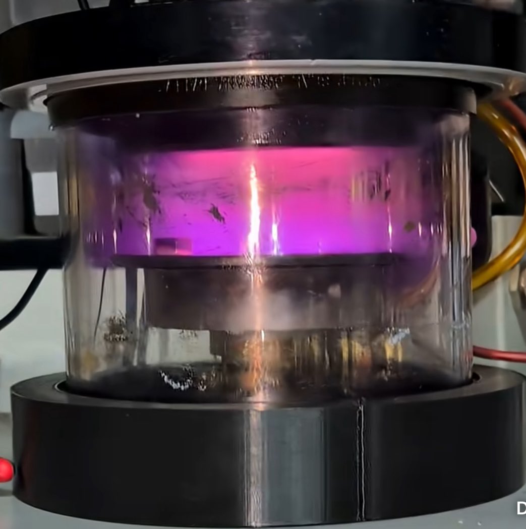 One minute of John McMaster explaining silicon wafer awesomeness!