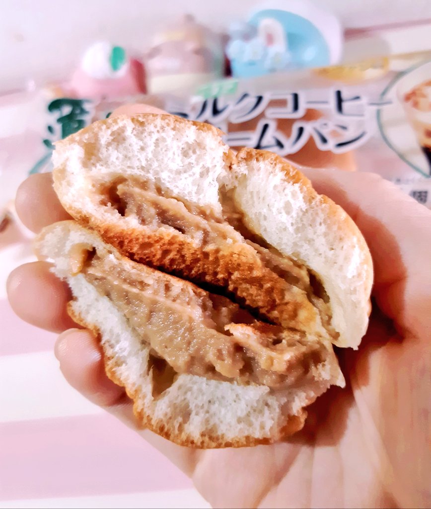 おはよう～
13時からお仕事です、
ヤマザキさん　薄皮　
ミルクコーヒークリームパン♡

洗濯もの部屋干しして、
職場に持って行くお弁当の用意します