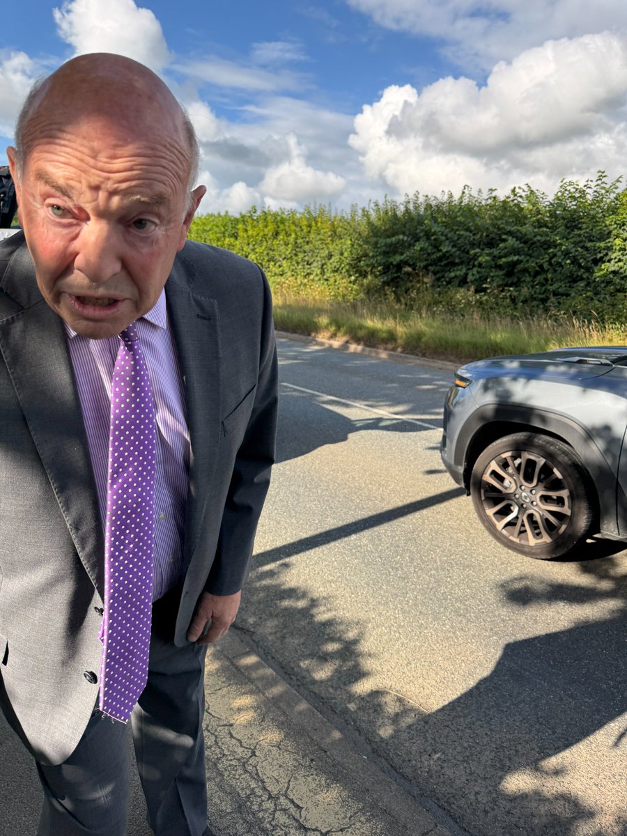 ChurchVictims's tweet photo. The Senior leader at Calvary Church #Haverfordwest (An Assemblies of God Church) breaks my sign.  #abuse #churchabuse #christian #cult #assembliesofgod #aoguk #elim  #pembrokeshire #essex #brentwood #pentecostal  #evangelical https://t.co/pIWjZGeqsL https://t.co/qGKbcGvkPk