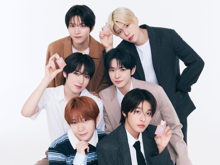 I’m the type who switches scents based on my mood, and Miss Dior Eau de Parfum Hair Mist just clicks with “Sail Away,” a track with smooth, mature vocals that instantly lifts my mood. I want to wrap myself in this scent while soaking up bright summer days.