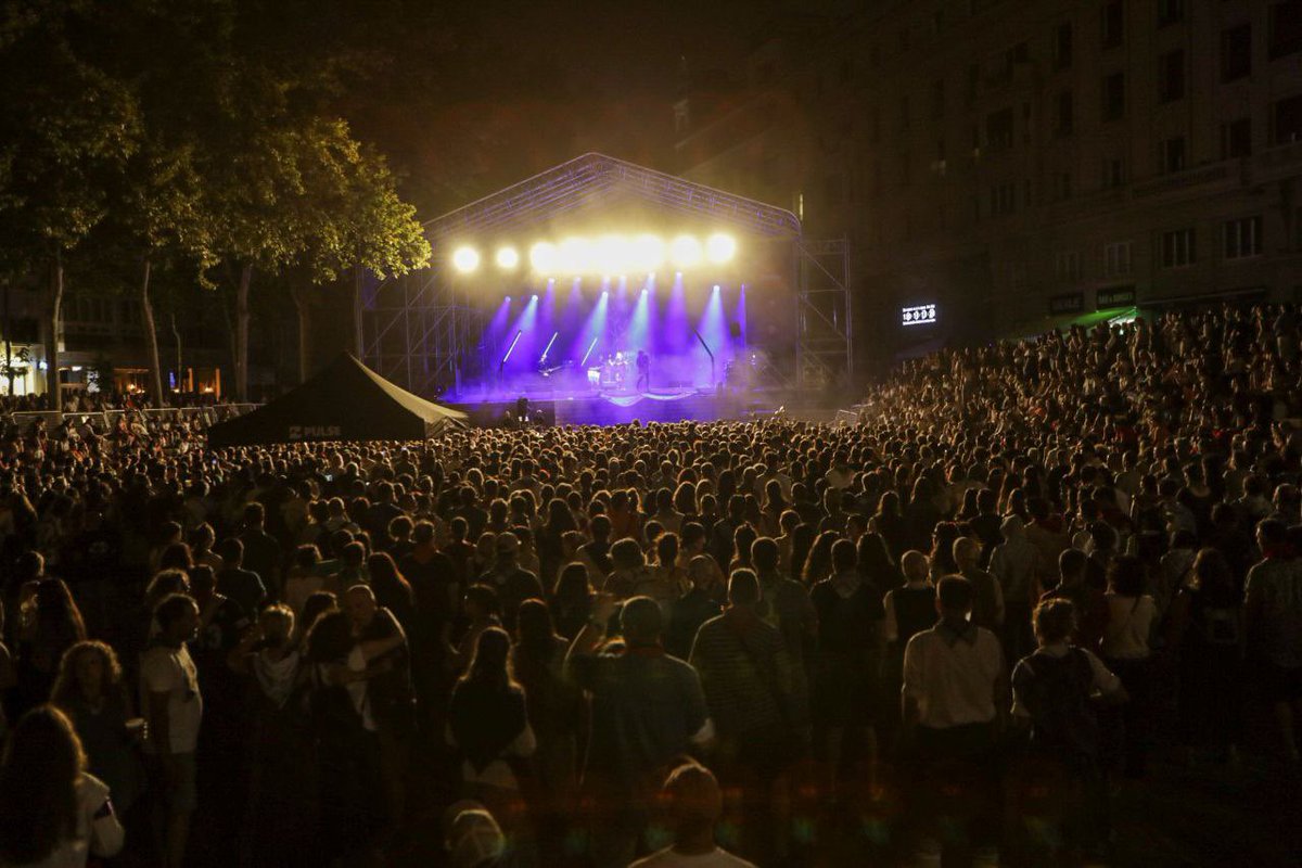 Atzo Zea Mays bandaren txanda izan zen Foru PLazan 🎶
Una plaza llena acogió al grupo de Bilbao 👏
#LaBlanca2025 #GasteizkoJaiak2025 ☂️