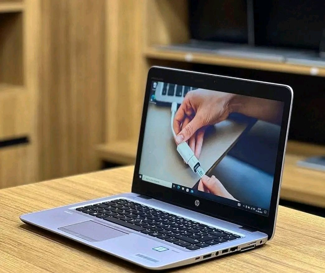 Fontquad's tweet photo. The HP EliteBook 840 G3 is a smooth operator — 6th Gen i5, 8GB RAM, 500GB storage, and a touchscreen that’s perfect for both work and “accidentally” Netflixing. Backlit keyboard, fingerprint security, and sound so good you’ll want to play it loud.
#FontGadgets