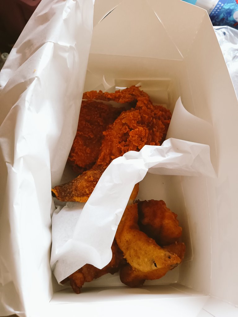 maro19890821's tweet photo. レッドホット食べたい言ったらママがケンタッキー買ってきてくれた♡サイ、ウイング、ドラムにしてもらったよん ·͜·食べ比べピースパック✌︎まぢ太ってく🐷

 #ケンタッキー
 #摂食障害 https://t.co/NWrsYTPT9E
