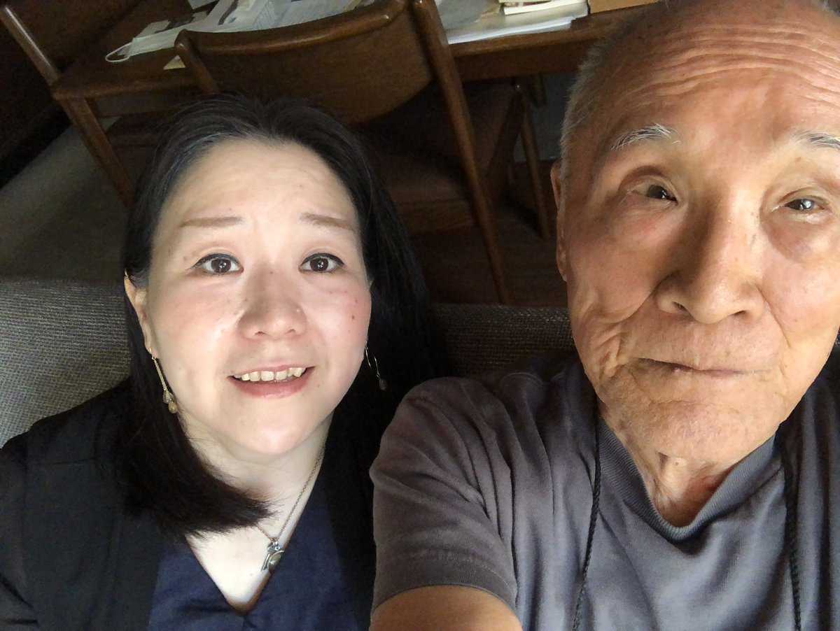 hachamu's tweet photo. 本が増えたので更新。今は８５０冊くらい。１オーダーで俊太郎さんの本をたっぷりお楽しみいただけます（長時間いらっしゃる場合はおかわりお願いします🙏）

ただいま俊太郎さんをテーマにした１３人の詩人によるアンソロジーのクラウドファンディングに挑戦中です。
https://t.co/oIQU0lDTdk https://t.co/UIhvvEAS0j
