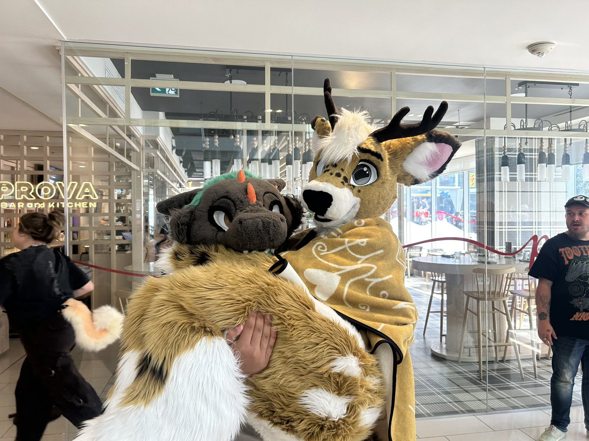 We can't forget the famous @Tarubleat.

We can't just let this deer get away... some captures are worth it.

It was incredible meeting you. I really couldn't pass up the opportunity, and I hope to see you again soon at FE. It was a pleasure!