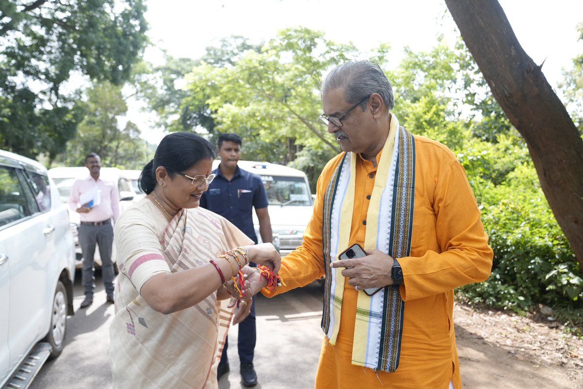 ArgusNews_in's tweet photo. #RakshaBandhan2025 | Odisha Deputy CM Pravati Parida tied Rakhi to fellow Deputy CM Kanak Vardhan Singh Deo, calling him a symbol of brotherhood and a guiding force in public service.

#Odisha #RakhiPurnima #KanakVardhanSinghDeo #PravtiParida https://t.co/JbIEo8Yekm