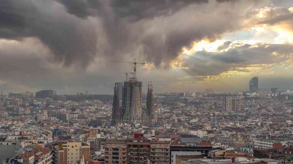 ResilientSysHub's tweet photo. Deadly DANA storms, floods in Valencia in 2024 and the 2025 blackout influenced 40 SMEs in #Barcelona, particularly in the local commerce and tourism sectors, to take action on safeguarding their #resilience by creating #BCPs 
https://t.co/ndDd3fY86R https://t.co/GyHC0nxROW
