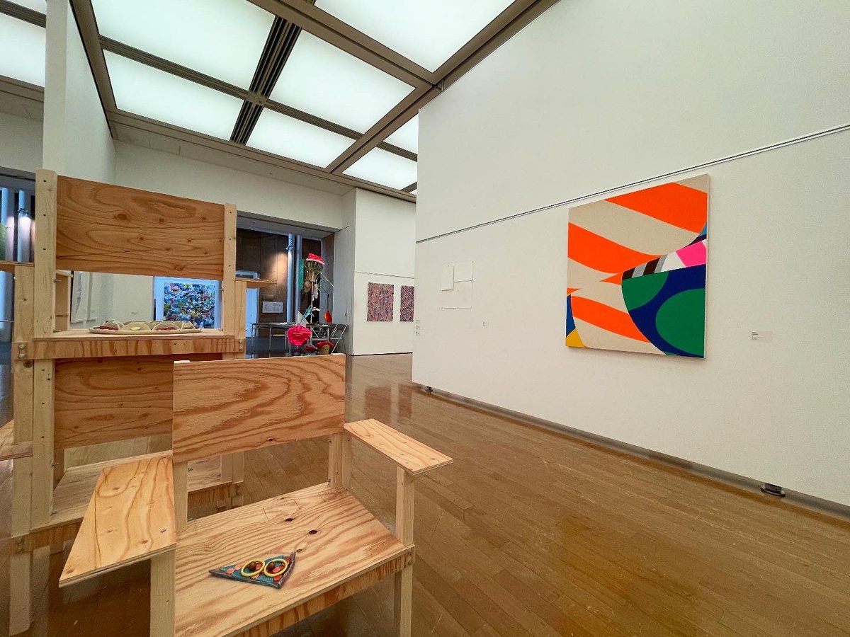 Buz.. 

ループホールは夏は狭くて暑い🫠から…
ガランと涼しく映像展📺 
『短いーの』展

企画/田中啓一郎

府中市美術館市民ギャラリーでは50人越え作家の作品が奇跡のコラボで大集合
⚡️🕳️⚡️

作家自ら腕まくりの展覧会。
㊗️展というノーコンセプト

11日まで！studioloophole.com