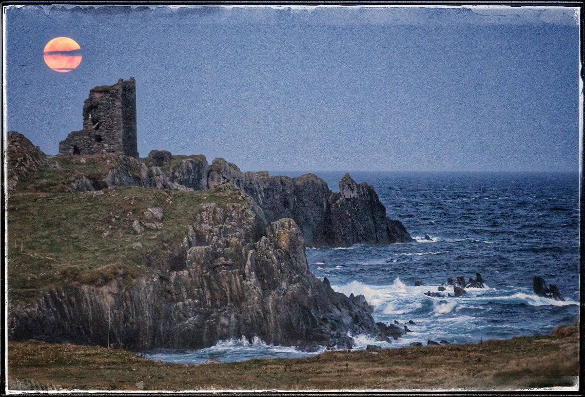 Last month I caught the full moon rise by the old signal tower &amp; lighthouse on Cape Clear. This morning I witnessed it set by Dún an Óir, a mid 16th century O’Driscoll castle, on the northern shore of the island

#Ireland #CapeClear #FullMoon #DisputeMoon #SturgeonMoon #WestCork