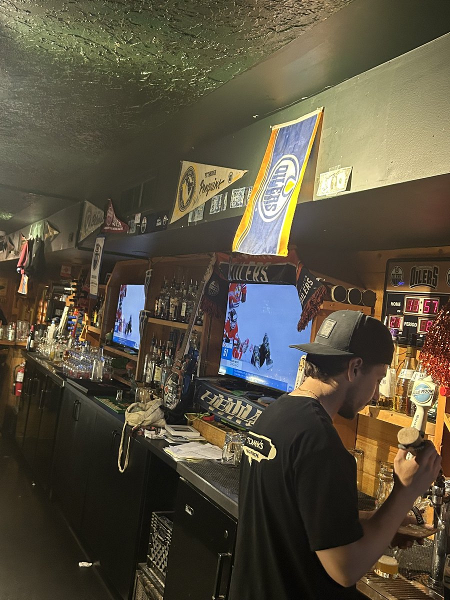 Swoggle_22's tweet image. At least it's not a Bouchard jersey. Fuck he's a nerd