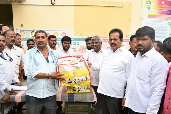 Construction Workers Welfare Board (@workersboard) on Twitter photo ನಾಗಮಂಗಲ ತಾಲೂಕು ಪಂಚಾಯತ್ ಆವರಣದಲ್ಲಿ ಕಟ್ಟಡ ಕಾರ್ಮಿಕರಿಗೆ ಟೂಲ್ ಕಿಟ್ ಗಳನ್ನು ಮಾನ್ಯ ಸಚಿವರಾದ ಶ್ರೀ <a href="/NCheluvarayaS/">N Cheluvarayaswamy</a> ಅವರು ವಿತರಿಸಿದರು.
ಈ ವೇಳೆ ಕಾರ್ಮಿಕ ಇಲಾಖೆಯ ಅಧಿಕಾರಿಗಳು ಉಪಸ್ಥಿತರಿದ್ದರು.
#ಶ್ರಮೇವ_ಜಯತೇ
#ಕಾರ್ಮಿಕ_ಇಲಾಖೆ
#KBOCWWB ನಾಗಮಂಗಲ ತಾಲೂಕು ಪಂಚಾಯತ್ ಆವರಣದಲ್ಲಿ ಕಟ್ಟಡ ಕಾರ್ಮಿಕರಿಗೆ ಟೂಲ್ ಕಿಟ್ ಗಳನ್ನು ಮಾನ್ಯ ಸಚಿವರಾದ ಶ್ರೀ <a href="/NCheluvarayaS/">N Cheluvarayaswamy</a> ಅವರು ವಿತರಿಸಿದರು.
ಈ ವೇಳೆ ಕಾರ್ಮಿಕ ಇಲಾಖೆಯ ಅಧಿಕಾರಿಗಳು ಉಪಸ್ಥಿತರಿದ್ದರು.
#ಶ್ರಮೇವ_ಜಯತೇ
#ಕಾರ್ಮಿಕ_ಇಲಾಖೆ
#KBOCWWB