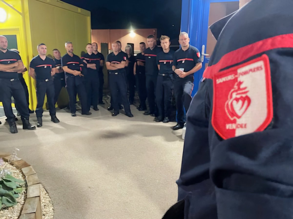 SDIS85's tweet photo. 64 sapeurs-pompiers du @SDIS44, du SDIS56 et du @SDIS85 ont pris la route pour rejoindre le département de l’Aude.
Ils assureront ainsi la relève des sapeurs-pompiers engagés au titre de la colonne de renfort de la zone de défense Ouest mobilisée depuis le 6 août.
@SDIS11OFFICIEL https://t.co/A2h3djqQc0