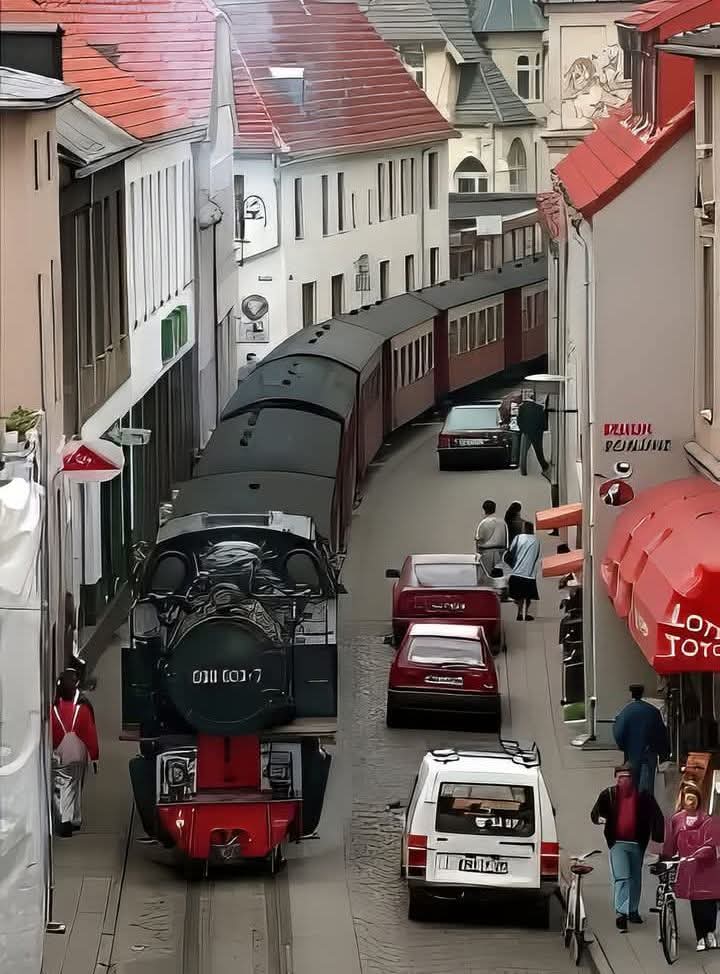 U Nemačkoj postoji parna lokomotiva koja i dalje saobraća ulicama grada odmah pored automobila i pešaka. 
U živopisnom gradu Bad Doberanu, u severnoj Nemačkoj, istorijska parna lokomotiva "Moli“ saobraća od 1886. godine. Ono što je čini zaista jedinstvenom jeste to što na nekim