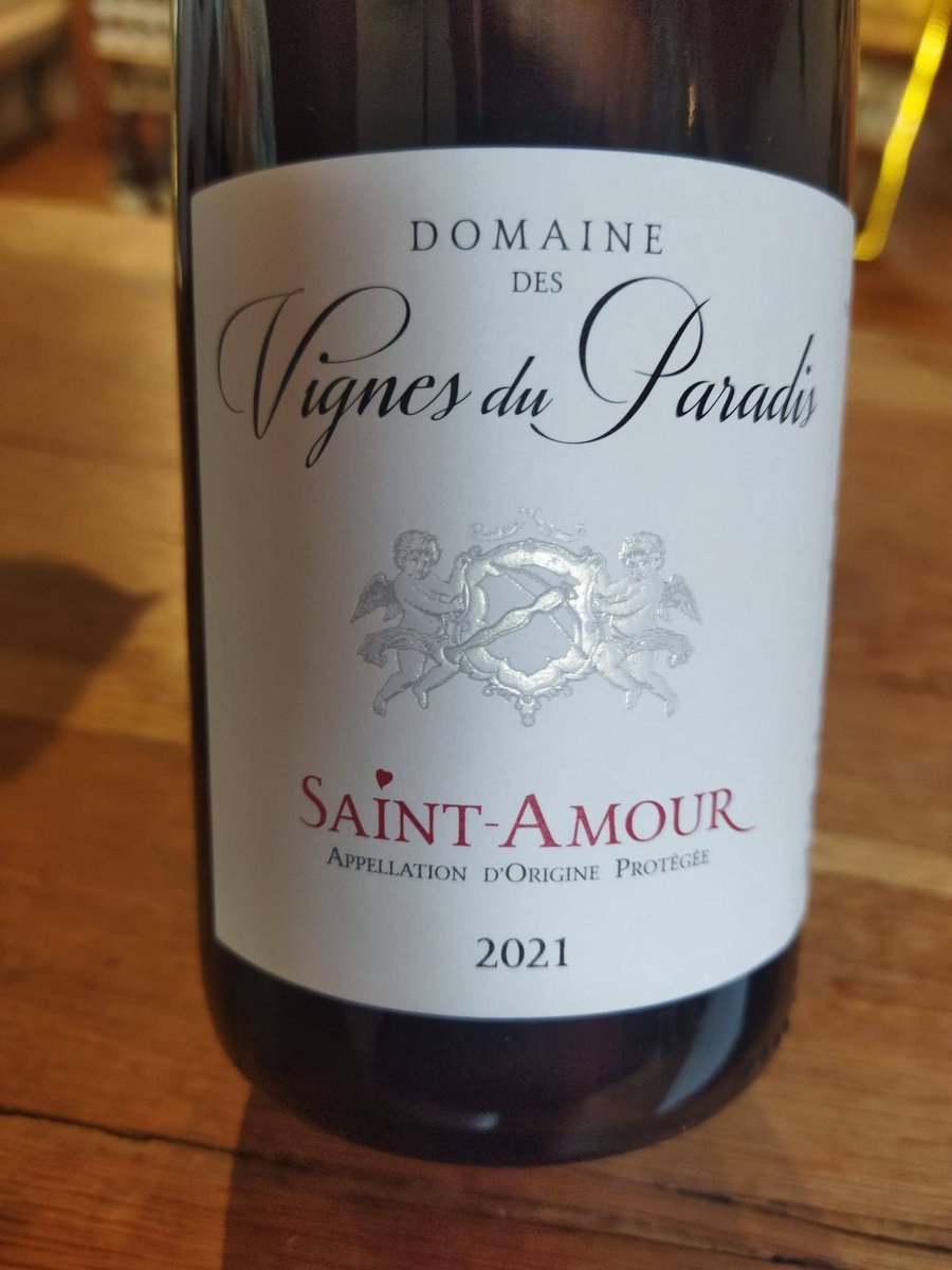 Ce samedi 9 août, nous célébrons la Saint-Amour, fête préférée des twittos et de leurs faux lovers. 🧡 
Levons nos verres à leur santé ! 🍷 

#Éphéméride