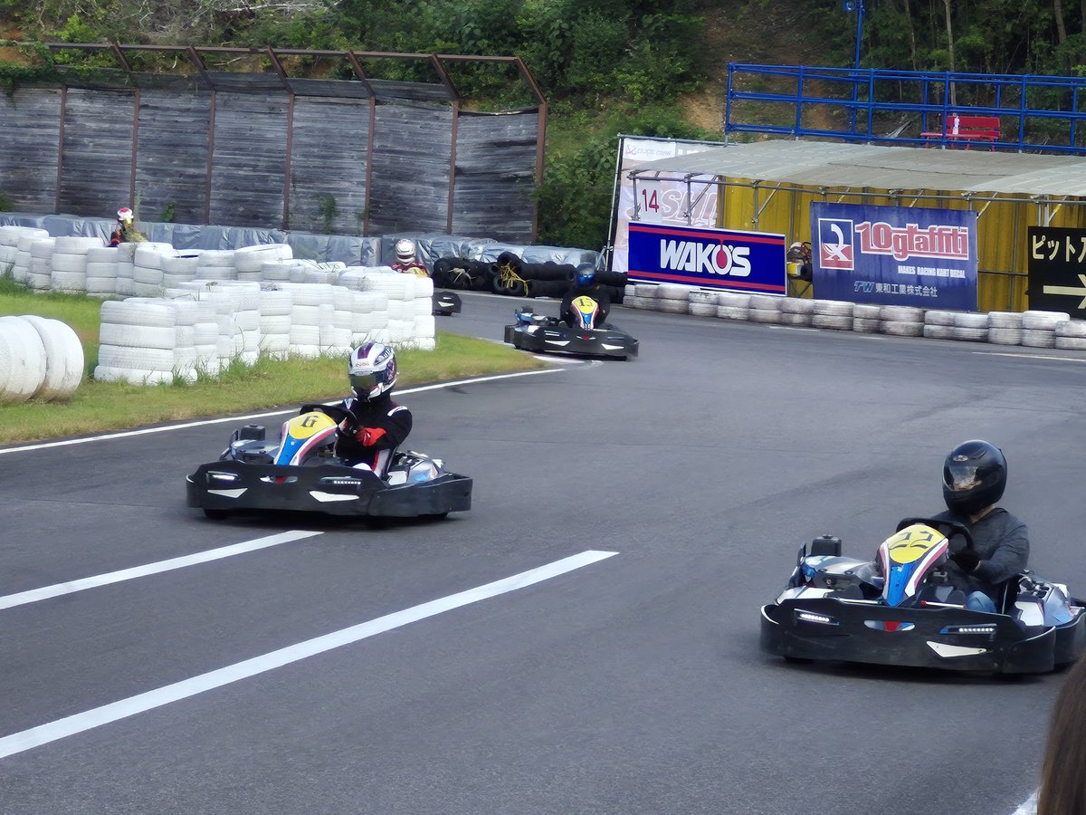 このカート座ってる位置が真ん中じゃないからめちゃくちゃ違和感あるんだろね