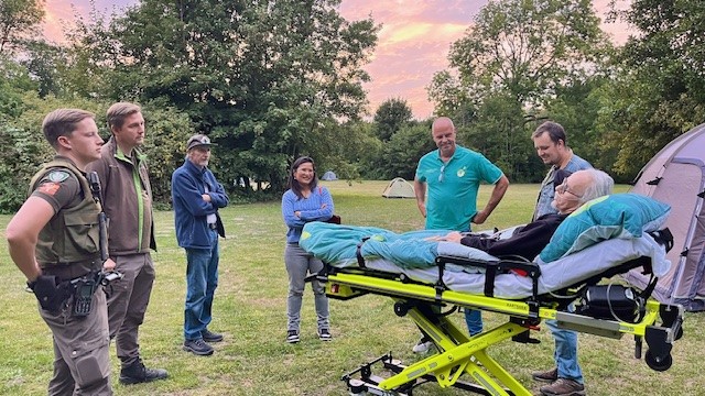 Samen met de boswachters op zoek naar het roepen van de bosuil in Oostvoorne. Ook vandaag helpen we acht andere (immobiele en/of terminale) patiënten met nog een laatste wens.