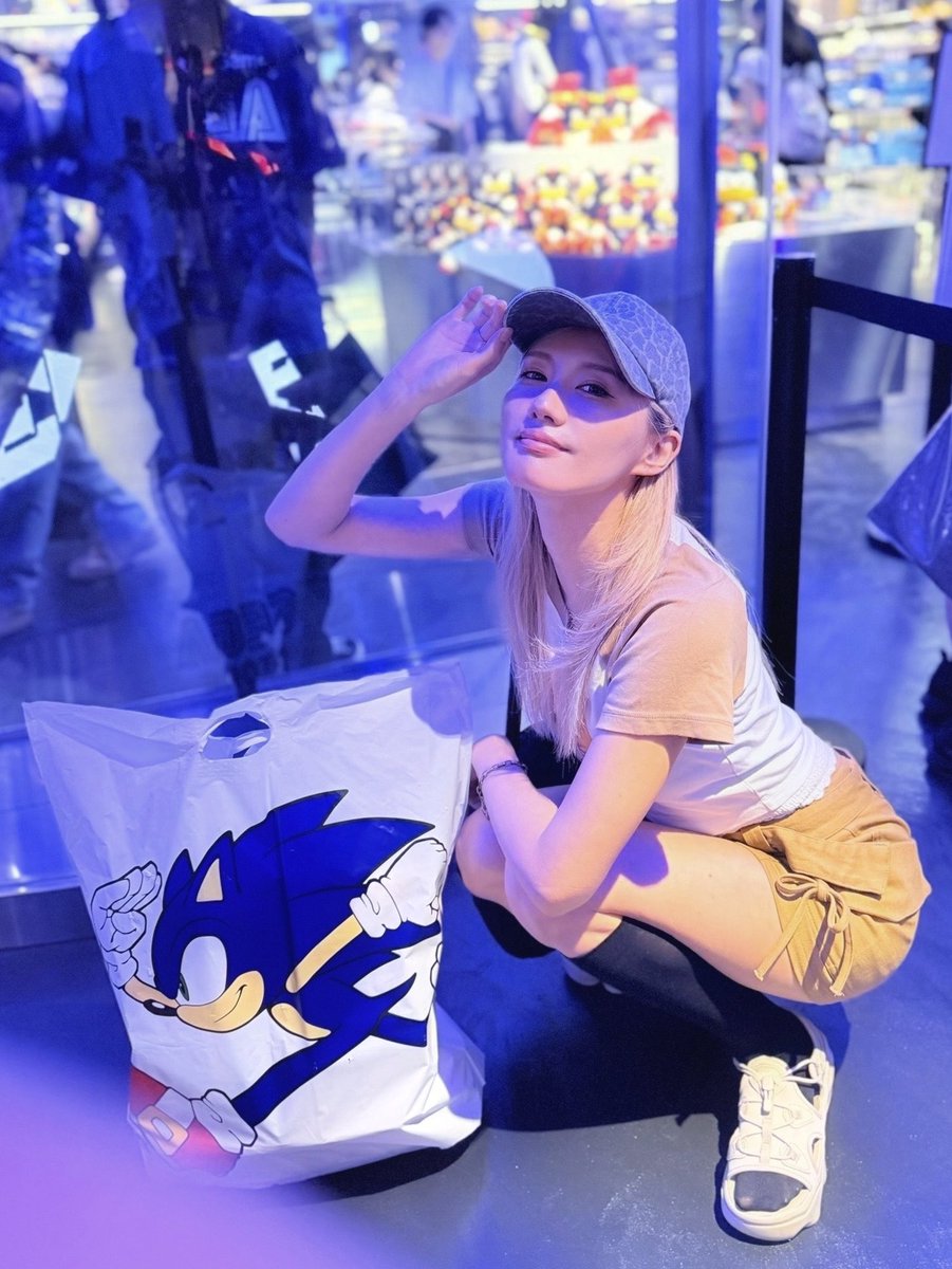 SEGA STORE TOKYO行ってきた！！！！！！！
右も左もSONICだらけで地上のSEGA天国💙💙💙店内BGMもSONIC曲いっぱい流れてて……最高でした！！！！！！！

10年前の自分へ伝えたい……渋谷にSEGAストアができるよって🥹🫶

#ソニかつ #SONIC