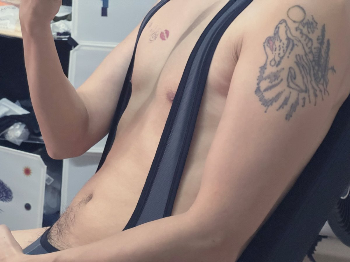 胸肌有点不够 再练一下💪🏻 今天双休两天 很无聊