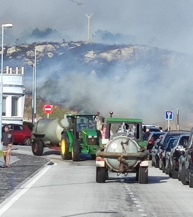 A UME de promocion

A UME en Galiza 
Os tractores dos veciños súmanse á loita contra as chamas  ante a falta de medios