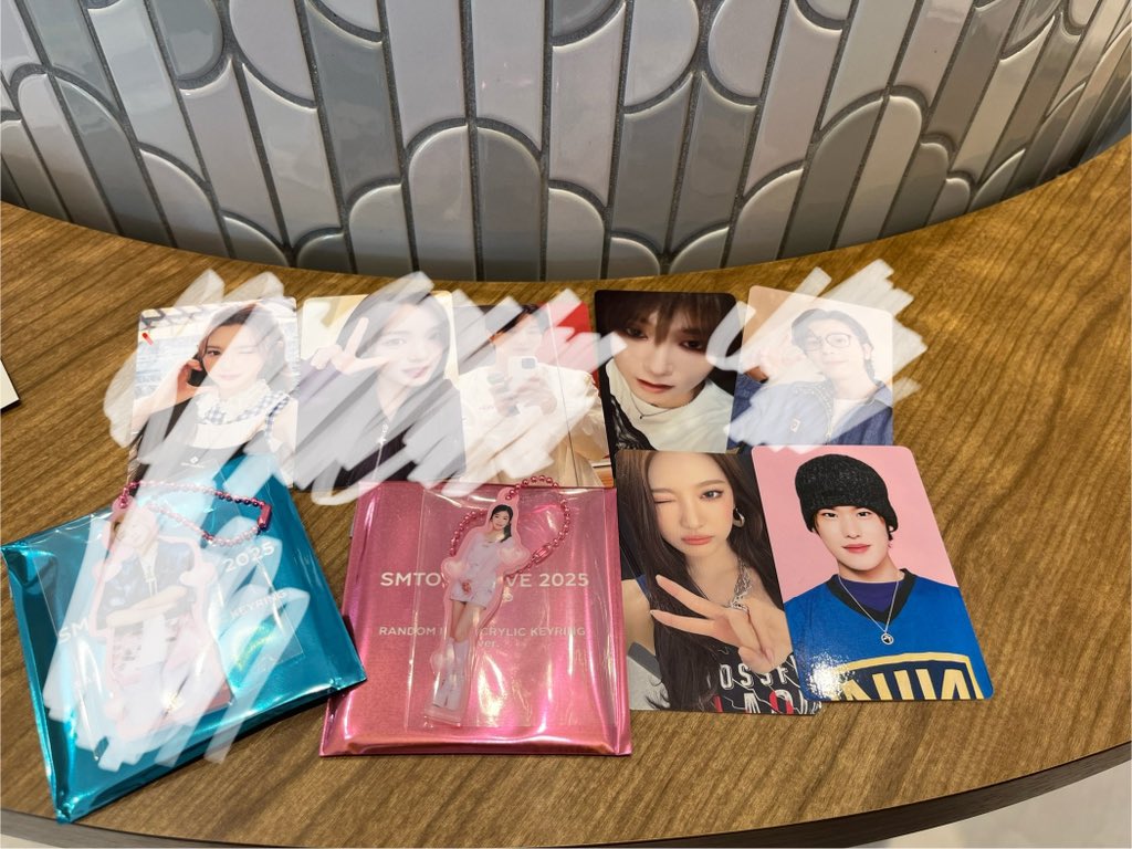 smtown トレカ　キーホルダー　交換

譲:画像白以外＋ヘチャンラントレ（画像にないですが所持しています。）

求:ラントレ→nctdreamチソン　
キーホルダー→チョンロ、チソン
購入特典→h2hジュウン チョンロ