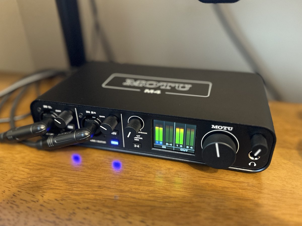 明日誕生日なのですがひと足先に誕プレが届きました！！！！！
今年の誕プレはなんとmotu m4！！

少しでも配信の音が良くなったらいいな😆😆😆
見た目もかっこいい〜🫰