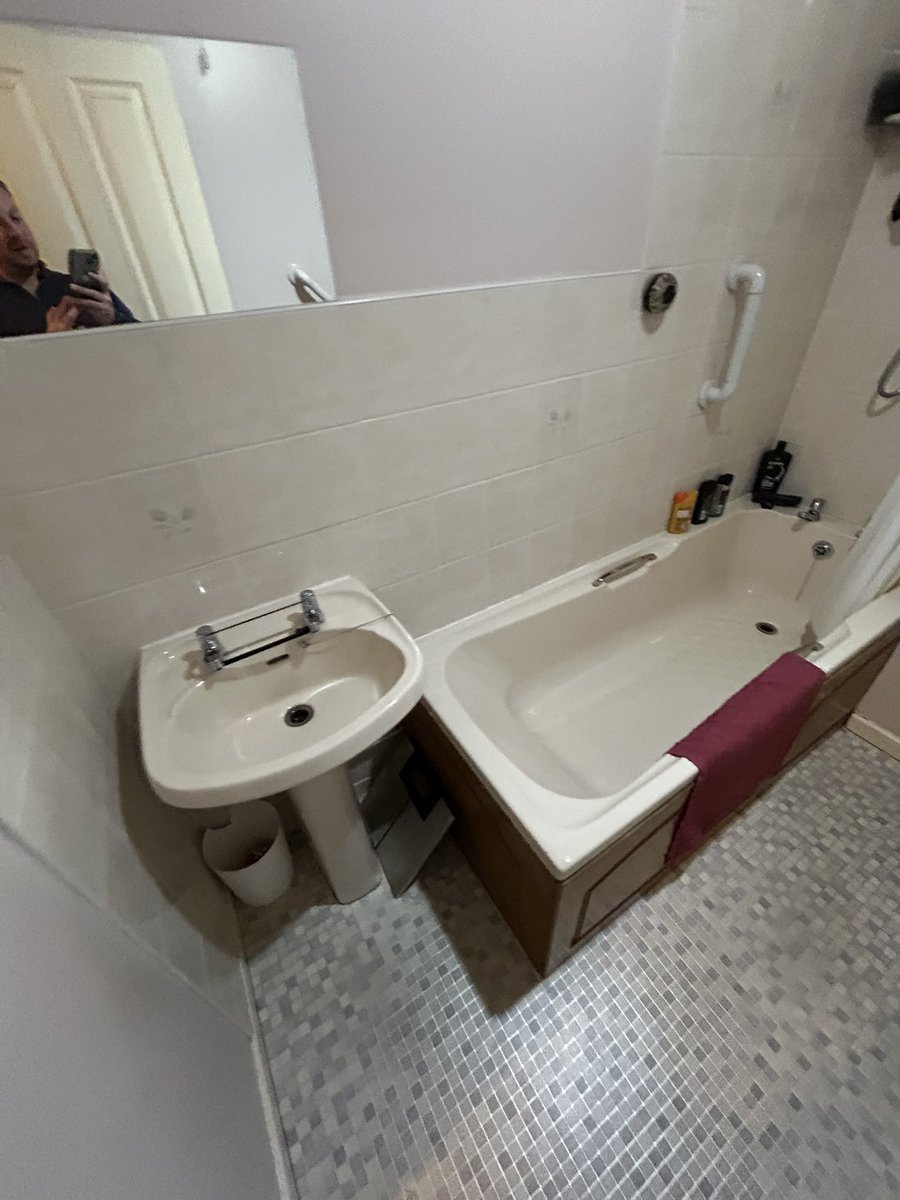 howegate's tweet image. From dated to dazzling ✨🚿

🛁 Space-saving bath + sleek screen
💡 New ceiling w/ downlights
🪞 Bluetooth mirror w/ speakers
🔥 Chrome towel warmer
🧱 Porcelain tiles &amp;amp; LVT flooring
🗄 Modular storage

Smart design + stylish finish = the perfect bathroom makeover.