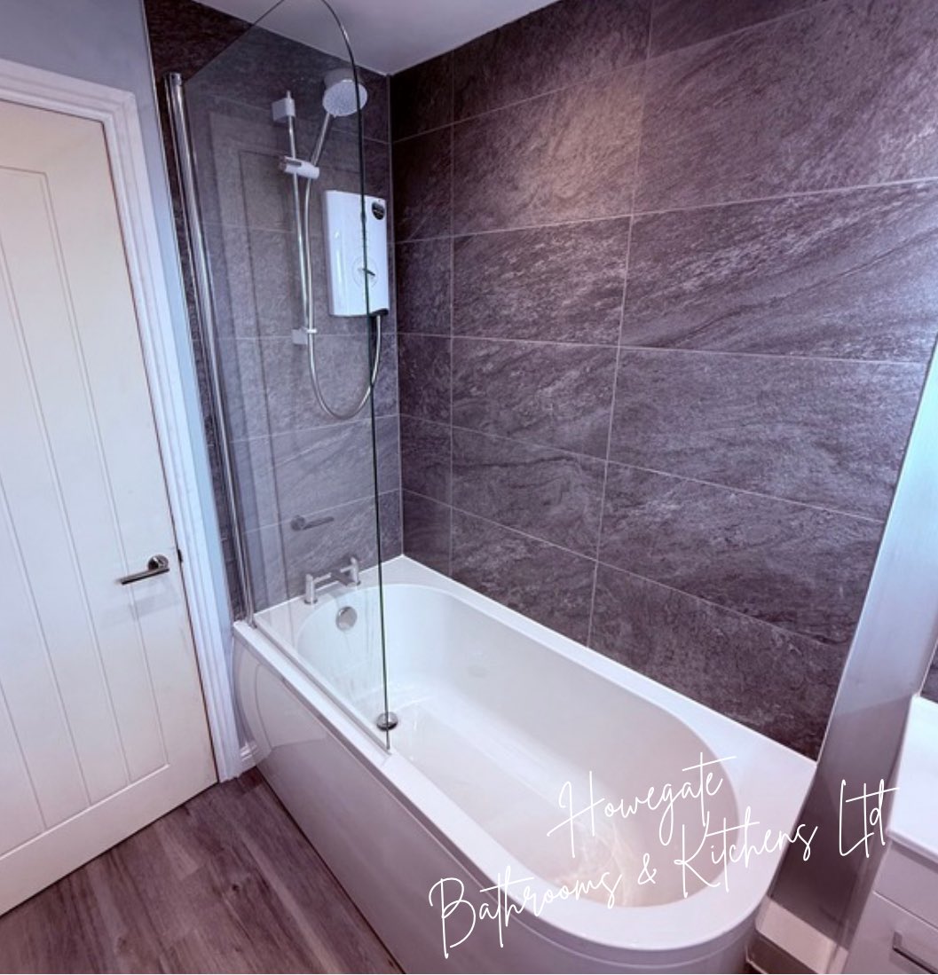 howegate's tweet image. From dated to dazzling ✨🚿

🛁 Space-saving bath + sleek screen
💡 New ceiling w/ downlights
🪞 Bluetooth mirror w/ speakers
🔥 Chrome towel warmer
🧱 Porcelain tiles &amp;amp; LVT flooring
🗄 Modular storage

Smart design + stylish finish = the perfect bathroom makeover.