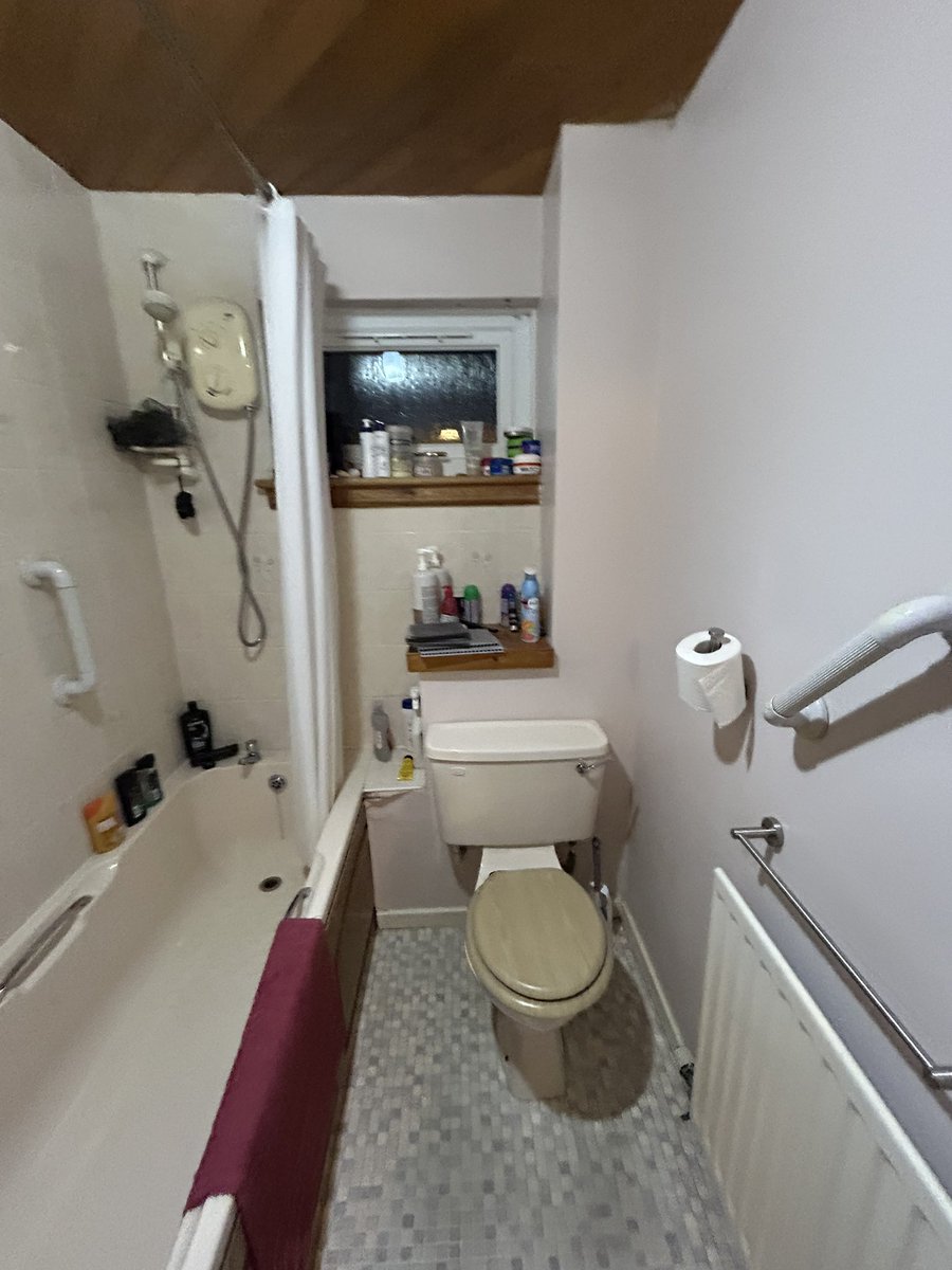 howegate's tweet image. From dated to dazzling ✨🚿

🛁 Space-saving bath + sleek screen
💡 New ceiling w/ downlights
🪞 Bluetooth mirror w/ speakers
🔥 Chrome towel warmer
🧱 Porcelain tiles &amp;amp; LVT flooring
🗄 Modular storage

Smart design + stylish finish = the perfect bathroom makeover.