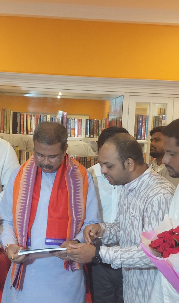 purnapcp's tweet photo. ମାନ୍ୟବର ଭାରତ ସରକାରଙ୍କ ଶିକ୍ଷା ଓ ଦକ୍ଷତା ବିକାଶ ମନ୍ତ୍ରୀ ଶ୍ରୀ @dpradhanbjp ମହାଶୟ ଓ ଓଡ଼ିଶା ସରକାର ଙ୍କ ଉଚ୍ଚ ଶିକ୍ଷା ମନ୍ତ୍ରୀ @suryabanshibjp ଙ୍କୁ ସ୍ୱାମୀ ବିବେକାନନ୍ଦ ବିଦ୍ୟା ମନ୍ଦିର, ଗଞ୍ଜାମର ବାର୍ଷିକ ମୁଖପତ୍ର “ନରେନ୍” ପ୍ରଦାନ କରିବା ଅବସରରେ 🙏 https://t.co/jbz3nJJefK