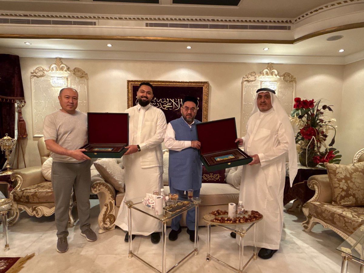 ramzialkutbi's tweet image. تشرفنا بتكريم مجموعة مرمرة ممثلة بمجلس إدارتها:
السيد رأفت رمزي الكتبي، والسيد رمزي رافت الكتبي
من قِبل سماحة المفتي العام لجمهورية أوزبكستان ومعالي وزير الشؤون الدينية، تقديرًا لجهودنا في خدمة ضيوف الرحمن لموسم حج وعمرة 1446هـ.
شرفٌ نعتز به ومسؤولية نواصل حملها. 🕋✨

#الحج…