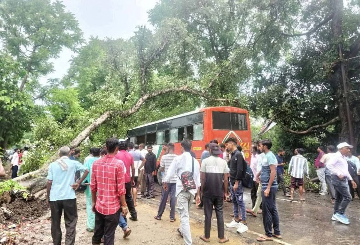 Krishna Bhaiya Yadav (@krishnabhaiyay) on Twitter photo #बाराबंकी से हैदरगढ़ आ रही UP रोडवेज बस पर हरख के पास अचानक पेड़ गिरने से हुई दुर्घटना की सूचना अत्यंत #दुखद है!
हमारी संवेदना पीड़ित परिवारों के साथ है! ईश्वर दिवंगत आत्माओं को अपने श्रीचरणों में स्थान दें और शोक संतप्त को इस अपार दुःख को सहने की शक्ति प्रदान करें!🙏
#बाराबंकी #बाराबंकी से हैदरगढ़ आ रही UP रोडवेज बस पर हरख के पास अचानक पेड़ गिरने से हुई दुर्घटना की सूचना अत्यंत #दुखद है!
हमारी संवेदना पीड़ित परिवारों के साथ है! ईश्वर दिवंगत आत्माओं को अपने श्रीचरणों में स्थान दें और शोक संतप्त को इस अपार दुःख को सहने की शक्ति प्रदान करें!🙏
#बाराबंकी