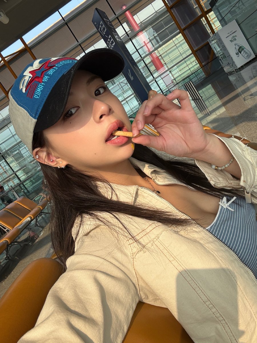 ELYNLEONG_TH's tweet photo. 📸 250802 Elyn's Weibo Updated 
 
โอเค! 🪿⭐️🧢ทายสิว่าฉันยืมหมวกใบนี้มาจากตู้เสื้อผ้าใคร hh 
🔗https://t.co/dMplmO9SZb
 
ช่องทางการติดตามน้องอีลีน ⬇️
🔗https://t.co/magp5F9pYn

#ELYN #梁愉苓 #Gen1es_Elyn #Gen1es https://t.co/v1e18saRlJ