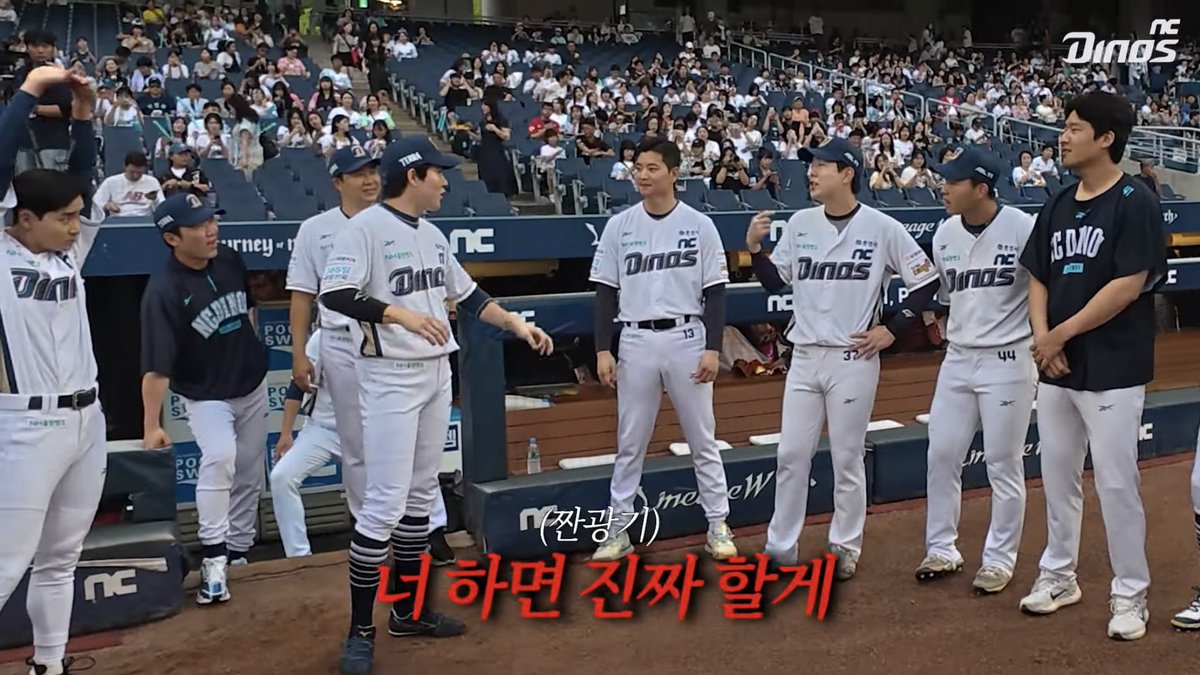 박건우 또 구라친다
참고) 박건우는 예전에 최재훈과 캠프 전에 욘나 열심히 하자는 마음으로 같이 삭발하자고 약속해놓고는 옛날 자기 반삭 시절 사진까지 보내면서 속여서 결국 최재훈만 혼자 삭발 상태로 공항에 나타낫고 본인은 예쁜 머리로 등장한 전적이 있다