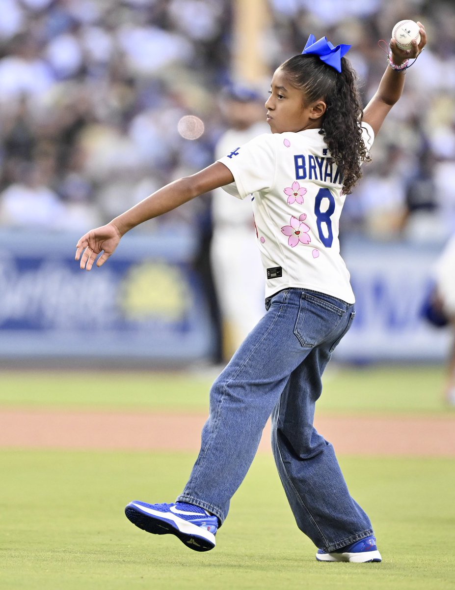 kobehighlight's tweet image. Bianka Bryant throwing out the ceremonial first pitch on Kobe Bryant bobblehead night 💙