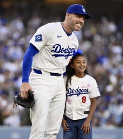 kobehighlight's tweet image. Bianka Bryant throwing out the ceremonial first pitch on Kobe Bryant bobblehead night 💙