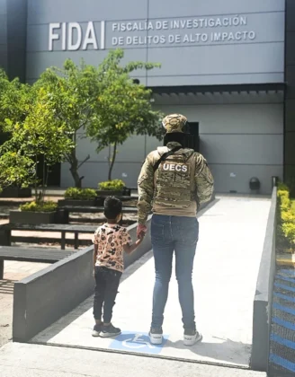 EvidenciaLa's tweet photo. 🚨 Un niño de 5 años fue rescatado en Morelos tras ser secuestrado en Cuautla. La #FIDAI actuó con precisión y evitó una tragedia. 👏 Bien por la Fiscalía General @Nakachi_Mx  🔗 https://t.co/AFcaK1krFg

#Justicia #Morelos #Fiscalía #Rescate https://t.co/pO11i4TxAX