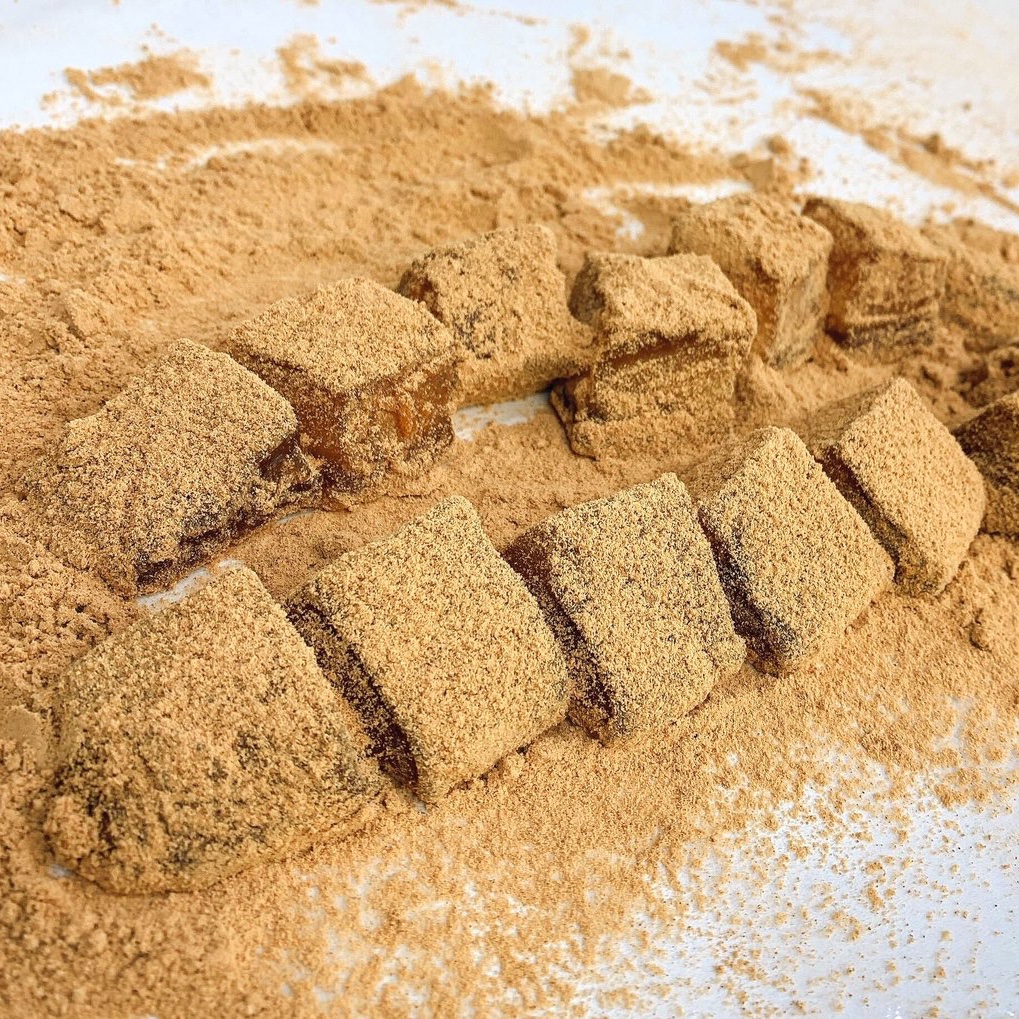 今日は雨の福岡ですが、昨日オープンの「石村萬盛堂 木の葉モール橋本店」はオープニングフェアまだまだ開催中です！

実演販売の「わらび餅」は、ひんやりもっちり食感にきな粉が香ばしい自慢の一品✨
冷たく冷やしたお茶にもよく合います🍵