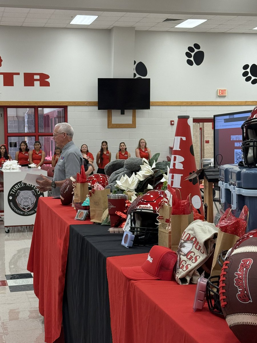 CoachOCGarcia's tweet photo. Helmets and heels 👠 was a huge success tonight!Thank you to the community and all who donated items for giveaways! Thank you to the cheerleaders for bringing the spirit.Thank you to Kaity for setting it all up.A community that stands together conquers all. 
#WeAreTR https://t.co/2T8lZ5MLJu