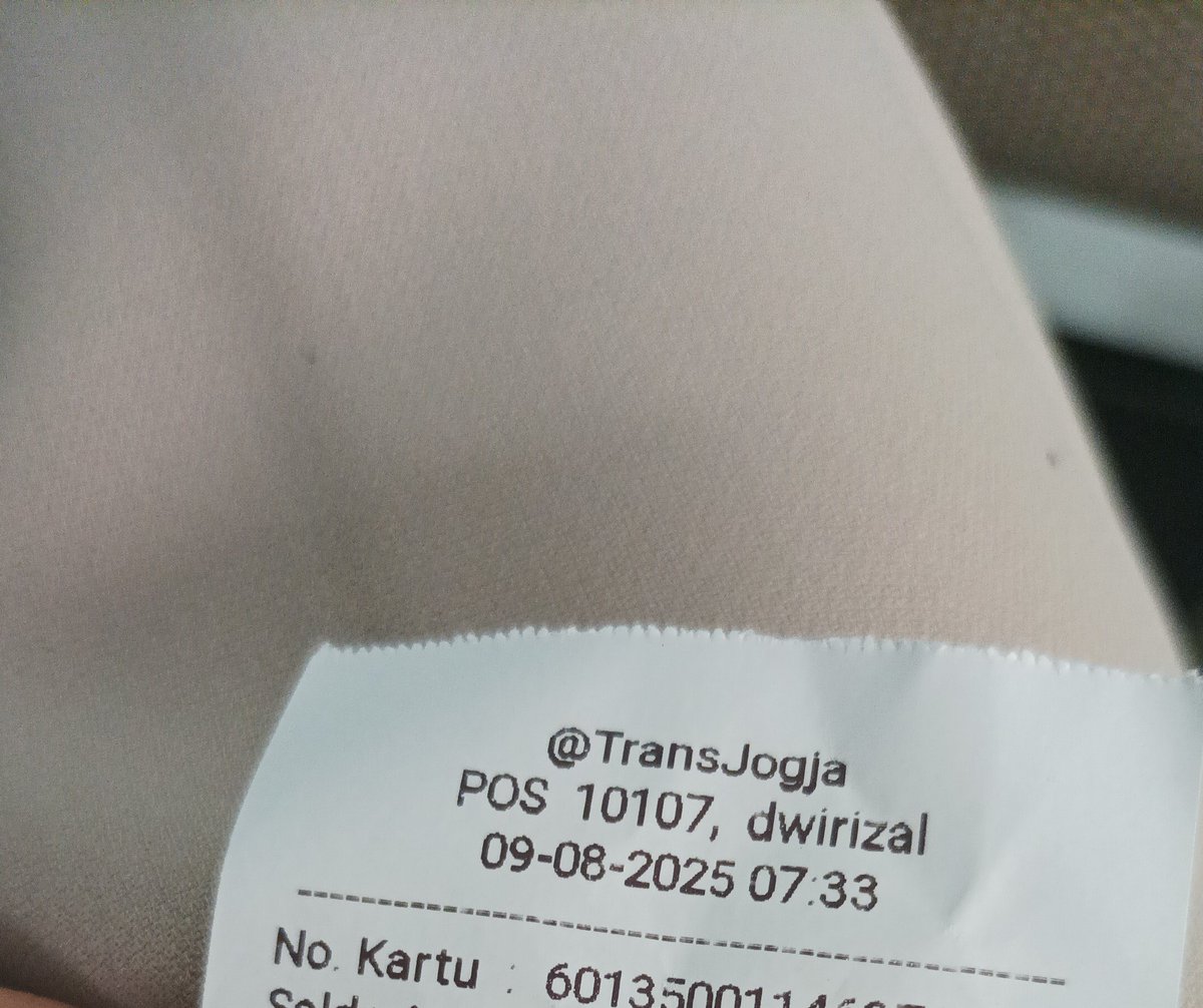 Dillkh1's tweet photo. pertama kali naik Transjogja wkwkw, kesan pertama bagus niii ehehe walaupun orang Jawa Barat ini agak kagok yaaa wkwkw, petugas nya nanya tujuan kemana mba, saya jawab nitikan (dengan logat khas Jawa Barat nyaaa) lalu petugas bingung terus nyadar "ohhh nitian yaa mbak" https://t.co/9IpeleVlz0
