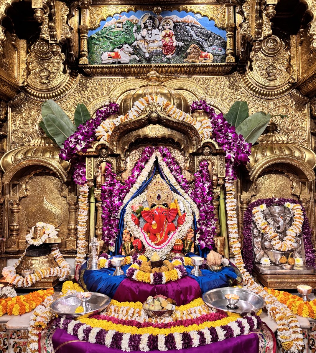 🌟वक्रतुण्ड महाकाय सूर्यकोटि समप्रभ।💫
 🌟निर्विघ्नं कुरु मे देव सर्वकार्येषु सर्वदा॥💫