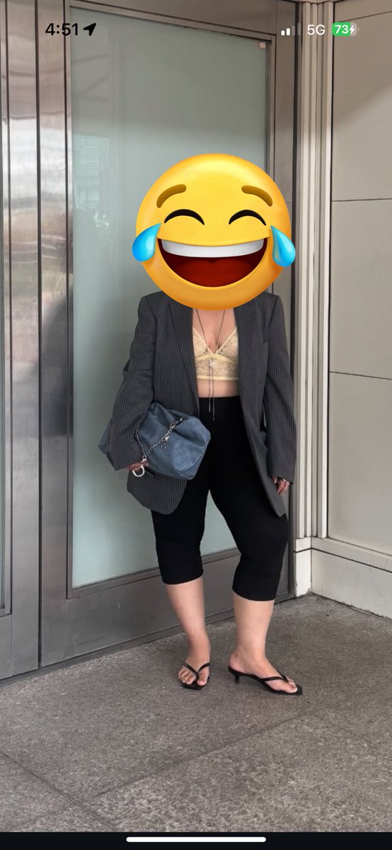po_mfo's tweet photo. Aku tak tahu mana dia dpt confidence level ni weh. Dia mcm kau konon nak nampak fashionable somehow u look trashy. #klfw2025 https://t.co/Cme9dafOSs