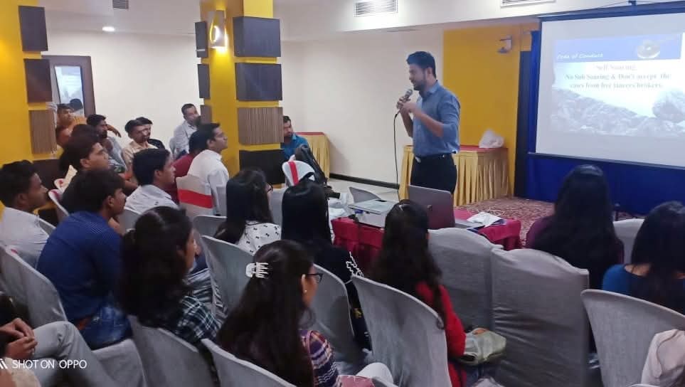 i_am_aniskhan's tweet image. Met the amazing Surat team today — overwhelming energy and endless enthusiasm! 💫👏 #SuratDiaries #PowerPacked