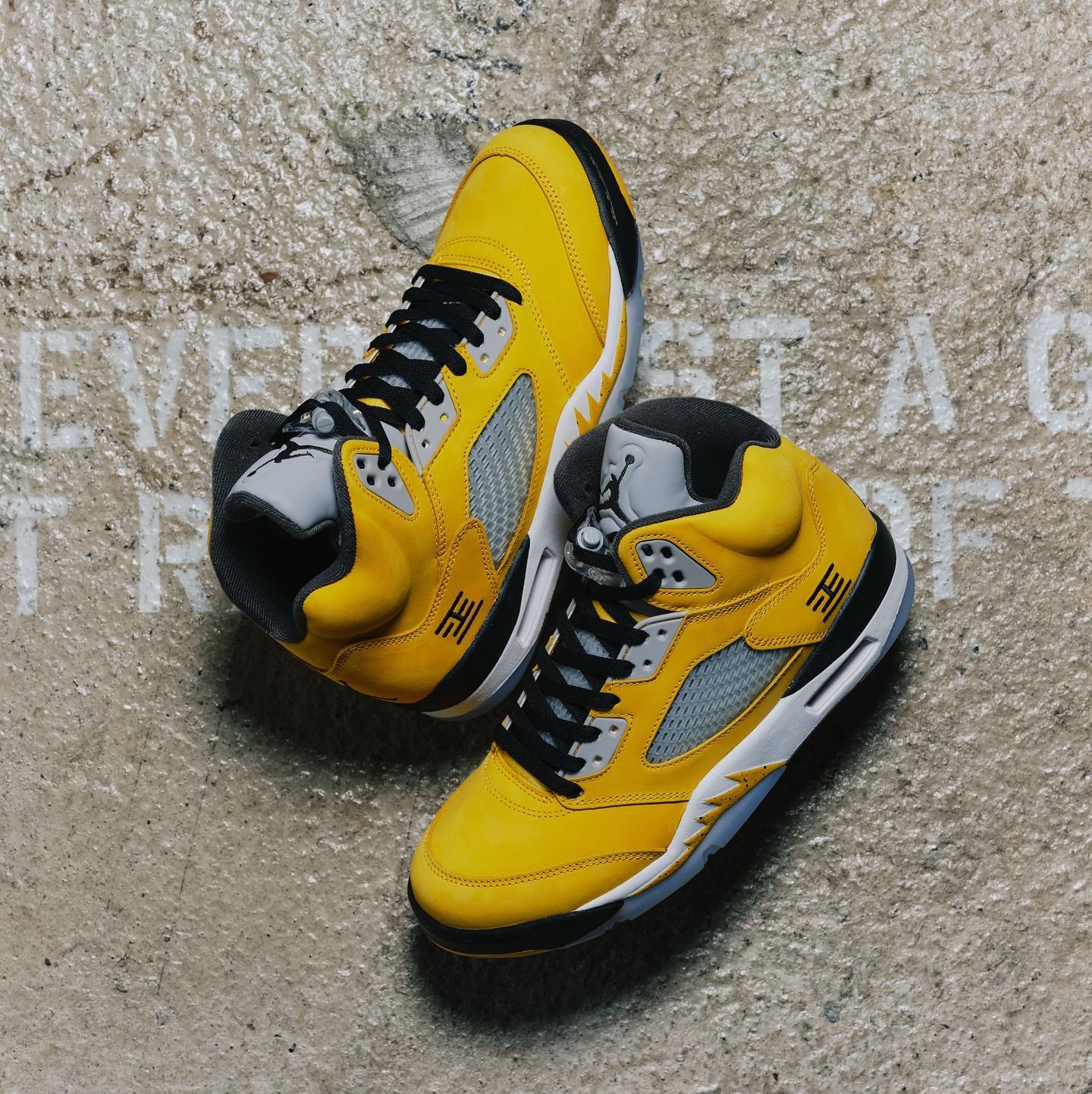 Air Jordan スタジャン ブラック/イエロー KicksFinder on X: 