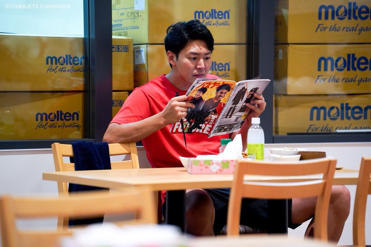 RIB の食堂での光景。 いつもこの席で #月バス を熟読しているたっしー