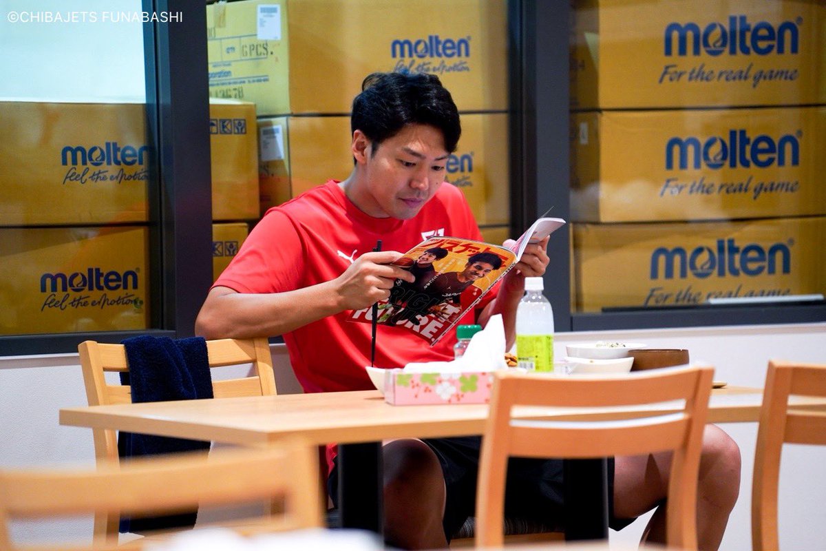 RIB の食堂での光景。 いつもこの席で #月バス を熟読しているたっしー