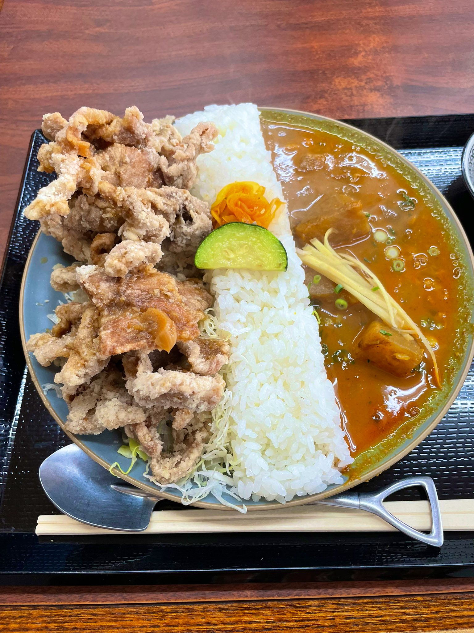 食堂の食卓は仕切り板の学生を分けて食事 ことぶき食堂@荻窪 on X: 