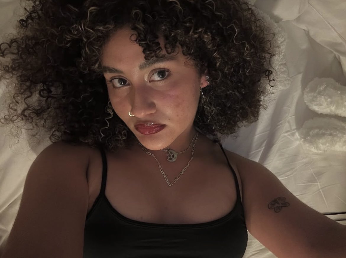 ctrlaIex's tweet image. pictures of me to update everyone because while i’ve been gone i’ve been traveling the world and getting sexier by the minute! xoxo 💋 k bye