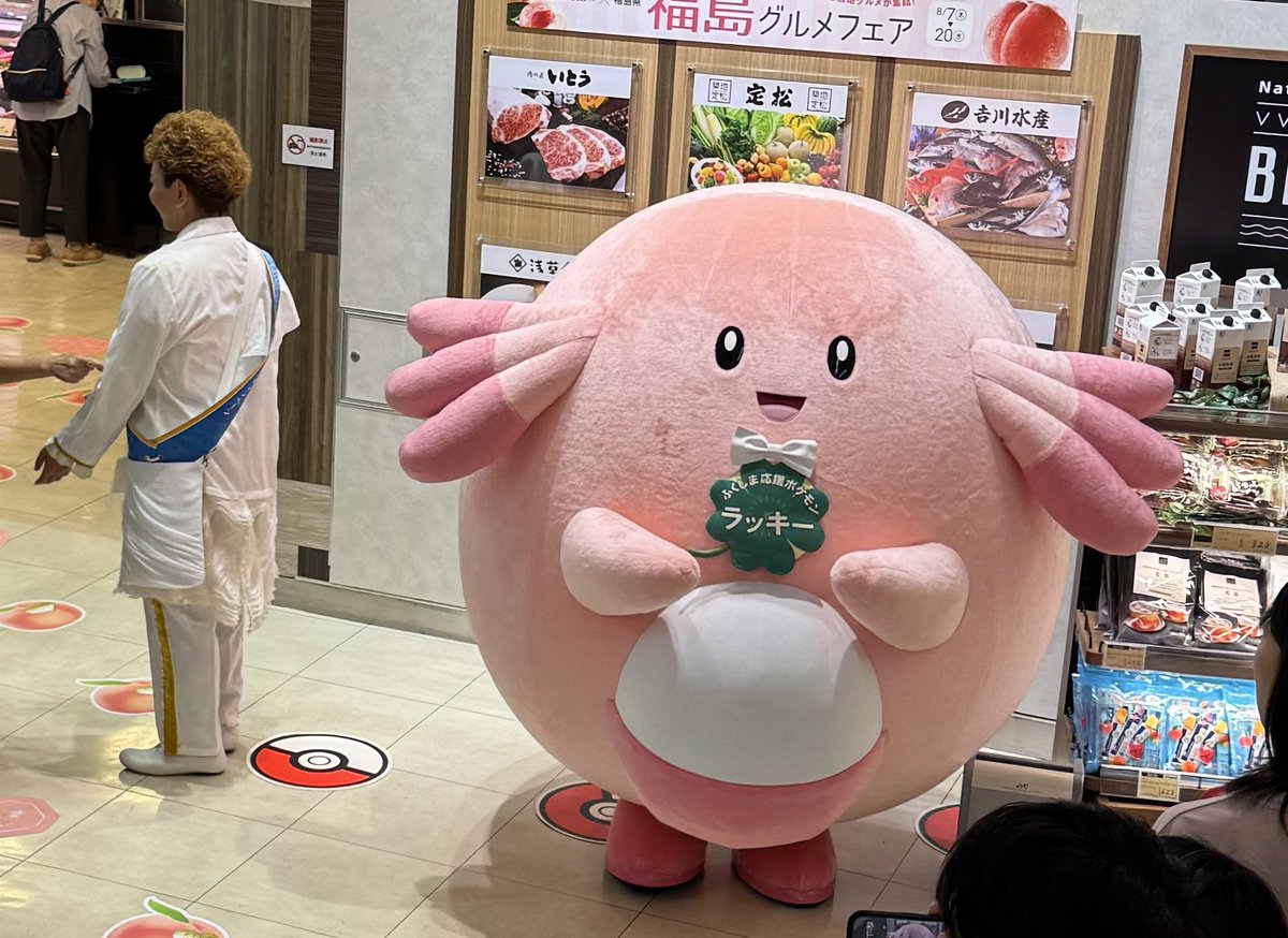 【ラッキー、暴行される🥹】
新宿のラッキーグリーティングにて、暴行事件が発生しました。
狭い通路でのグリーティングではありましたが、邪魔だとブチ切れる人によりラッキーが殴られました。
ラッキーの右頬をご覧下さい。写真は麺さんが庇っているところです。
トラウマシーンすぎラキ😨